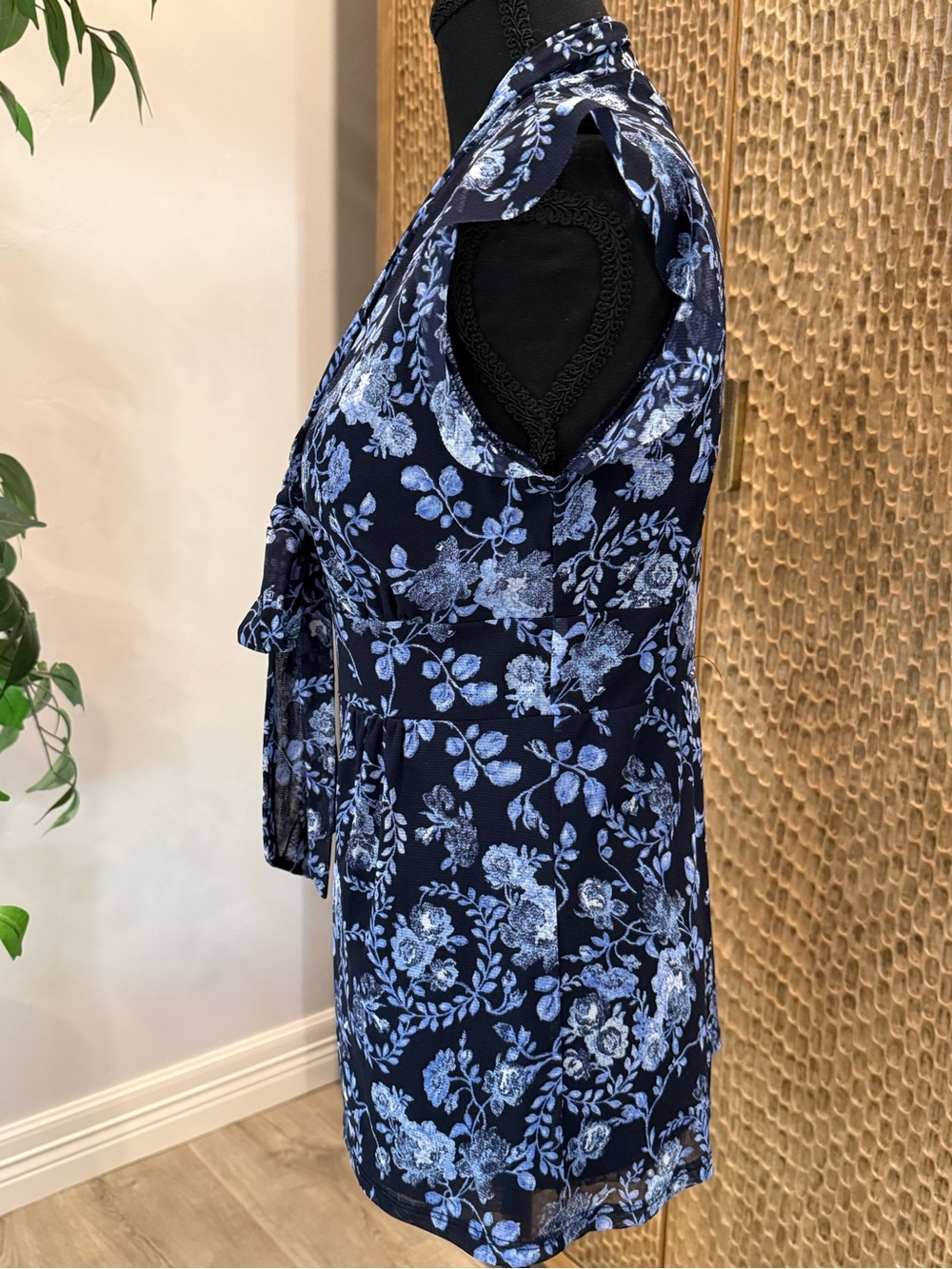 New York & Company Navy Blue Floral Tie-Neck Cap Sleeve Blouse Medium - Picture 7 of 8